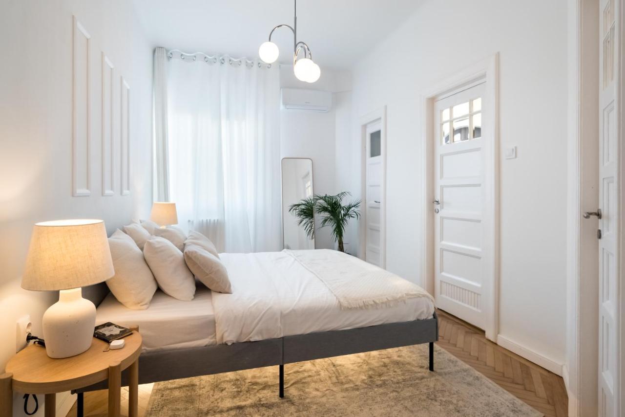 Cismigiu Serenity: 1Br Flat With Scenic Balcony ブカレスト エクステリア 写真