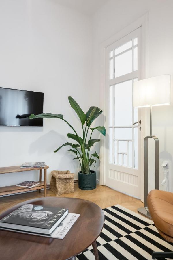 Cismigiu Serenity: 1Br Flat With Scenic Balcony ブカレスト エクステリア 写真
