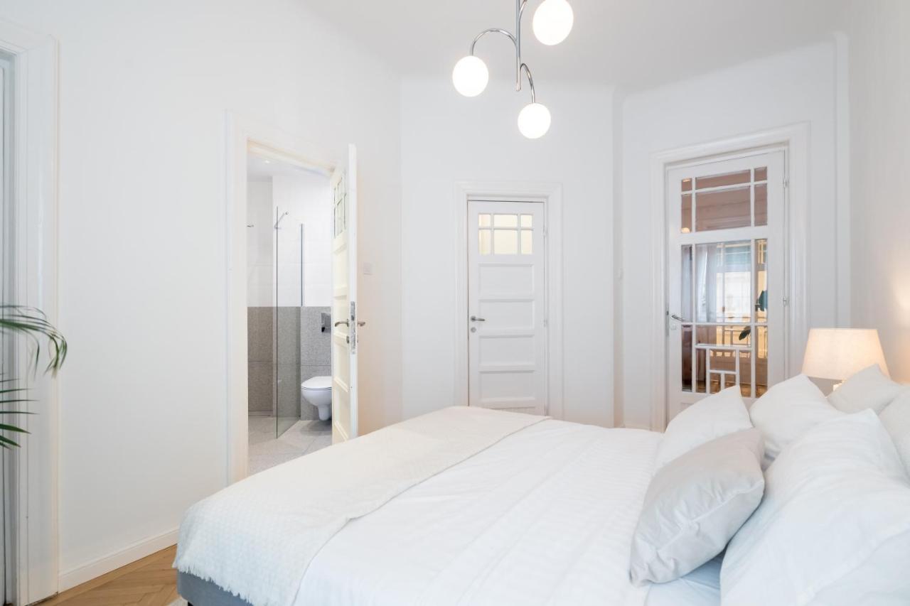 Cismigiu Serenity: 1Br Flat With Scenic Balcony ブカレスト エクステリア 写真