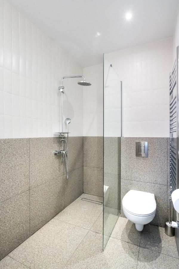 Cismigiu Serenity: 1Br Flat With Scenic Balcony ブカレスト エクステリア 写真