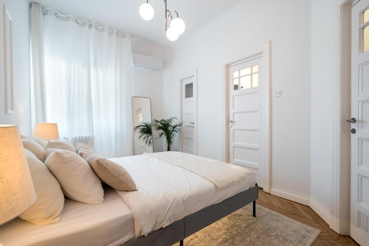 Cismigiu Serenity: 1Br Flat With Scenic Balcony ブカレスト エクステリア 写真