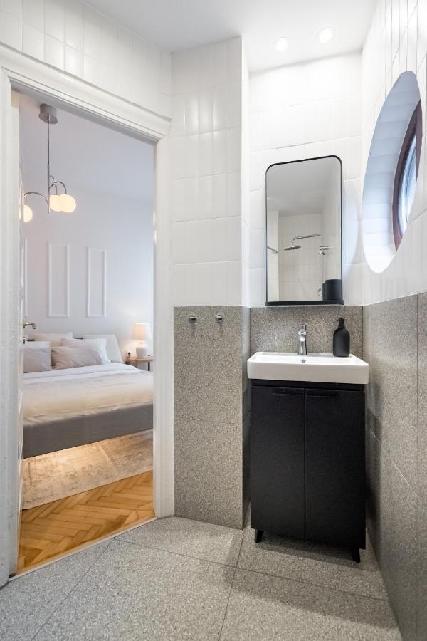 Cismigiu Serenity: 1Br Flat With Scenic Balcony ブカレスト エクステリア 写真