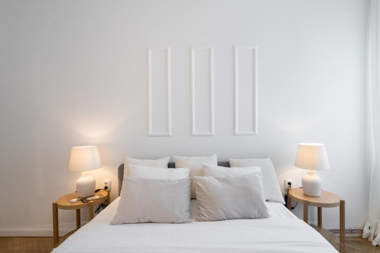 Cismigiu Serenity: 1Br Flat With Scenic Balcony ブカレスト エクステリア 写真